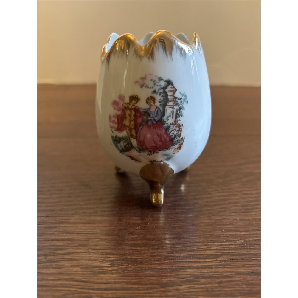 Brinn's Vintage Porcelain Victorian Couple 3 Footed "Cracked" Egg Vase‎